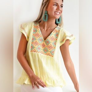 💛 Embroidery detail top/v-notched neckline/flutter embroidered sleeve